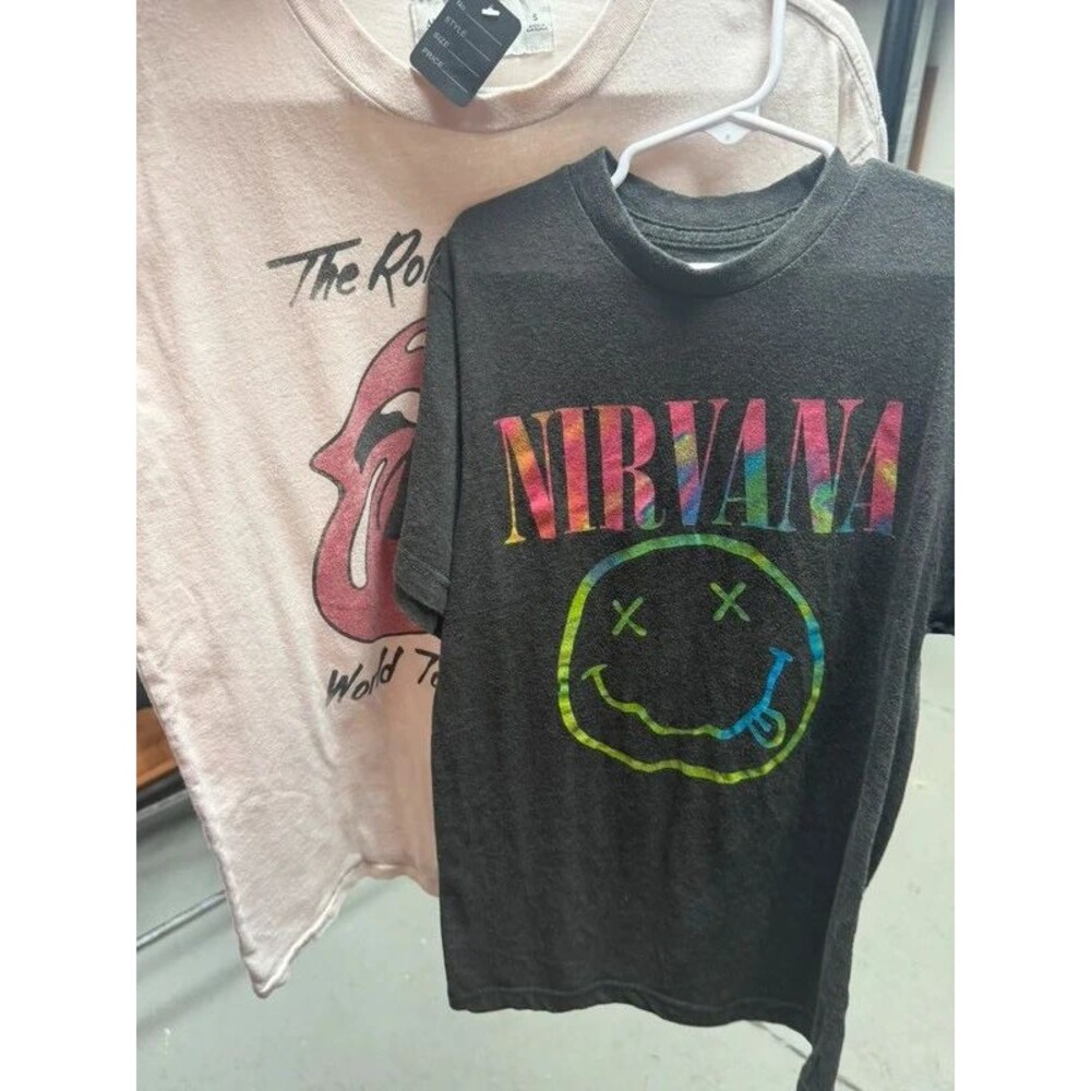 Small men’s graphic tee bundle